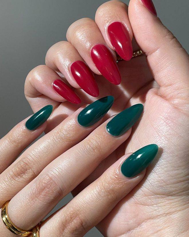Jingle All the Way with Chic Holiday Nail Designs